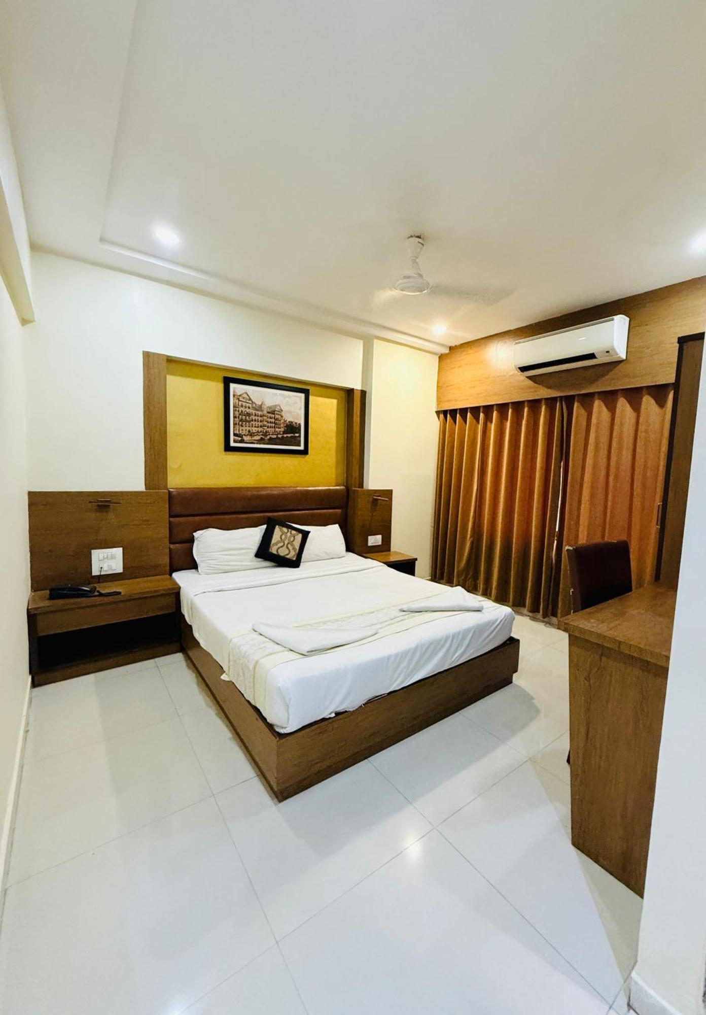 Hotel Crystal Luxury Inn- Bandra Mumbai Dış mekan fotoğraf