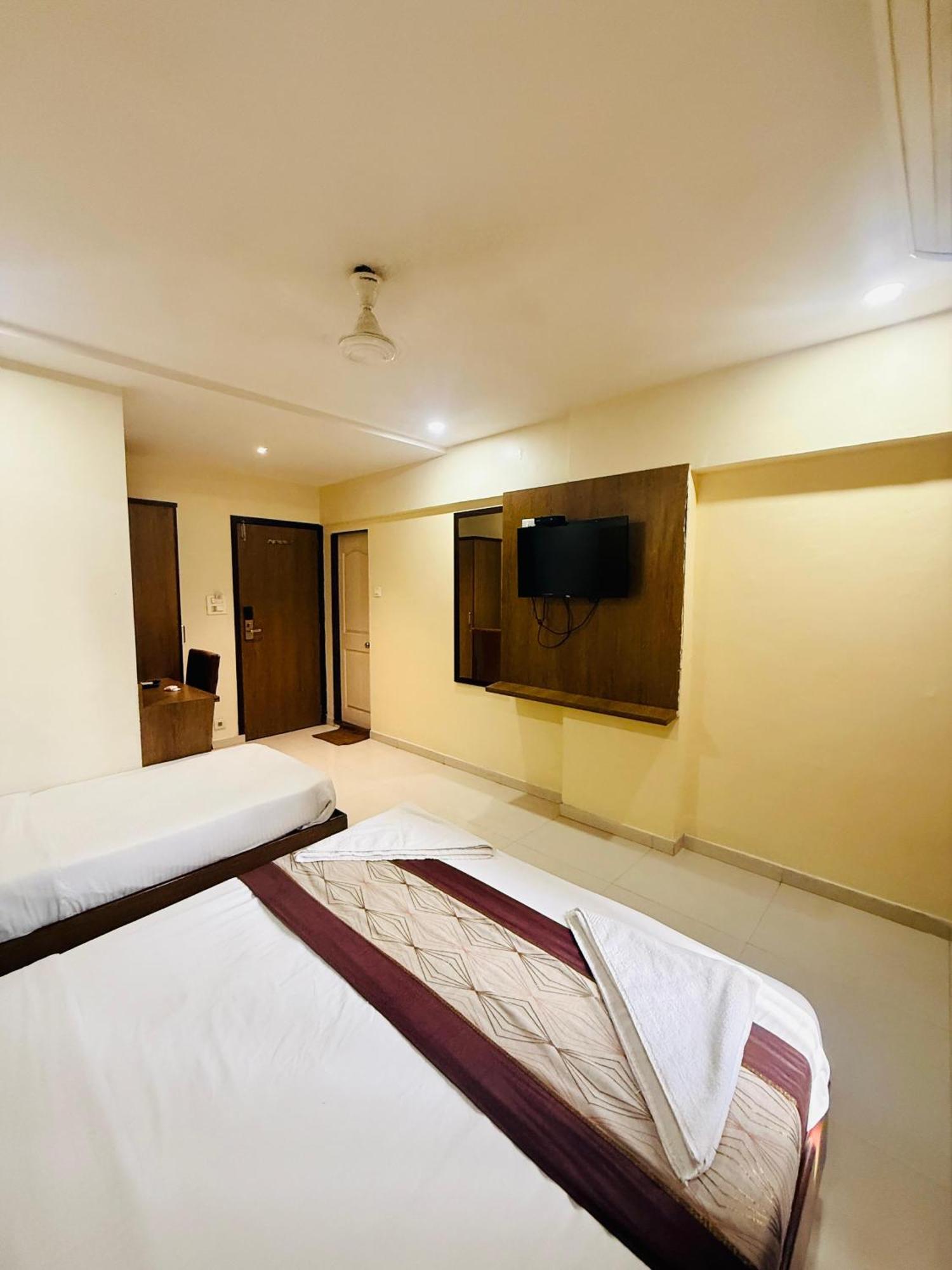Hotel Crystal Luxury Inn- Bandra Mumbai Dış mekan fotoğraf