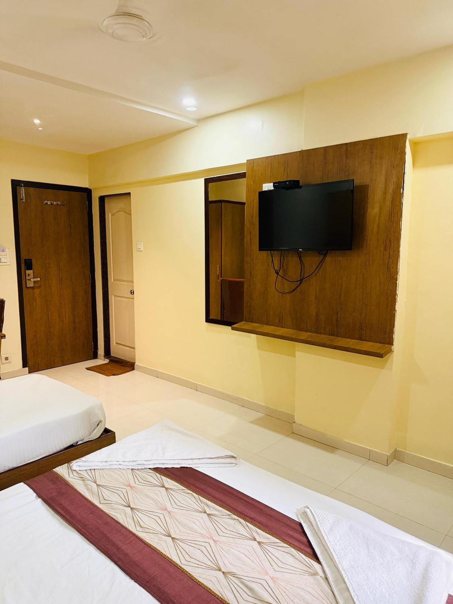 Hotel Crystal Luxury Inn- Bandra Mumbai Dış mekan fotoğraf